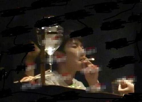 网友爆料飞机上抽烟视频,网友曝光违规行为瞬间  第3张